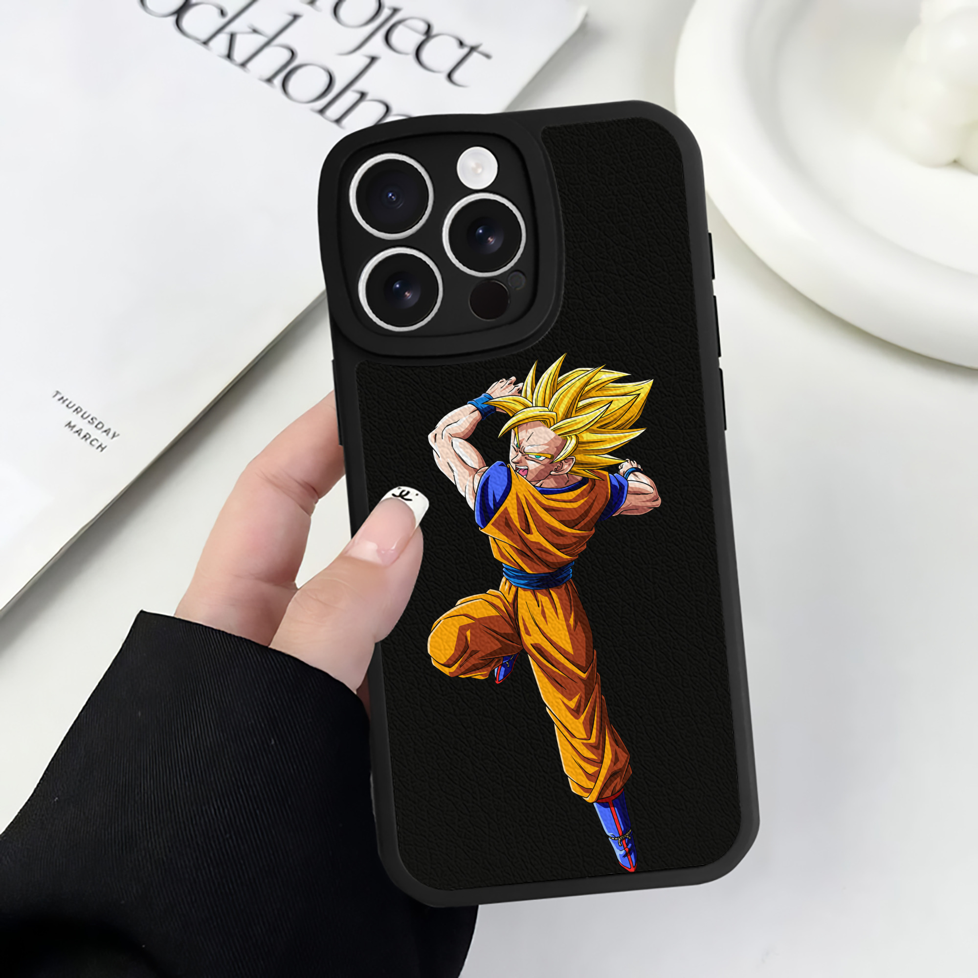 （画像用） ドラゴンボール 孫悟空（そん ごくう）Son Goku カカロット DRAGON BALL Kakarotto 【iPhone 16シリーズ対応】シリコンスマホケース（レザー調） 材質：シリコン